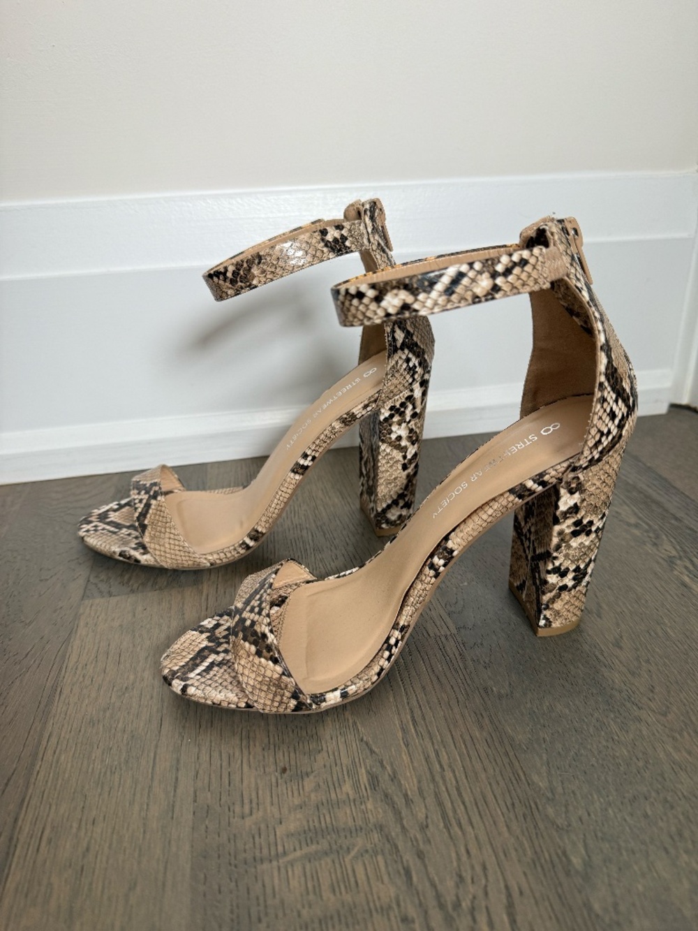 Like new Snakeskin Print Zip-Up Heels Size 9 Ankle Strap 4” Heel - Picture 4 of 7